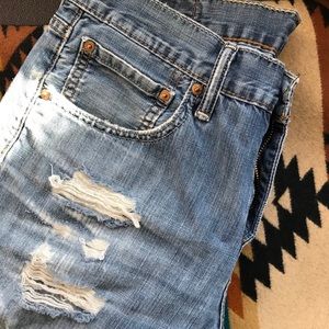 Super distressed Levi’s boyfriend jeans